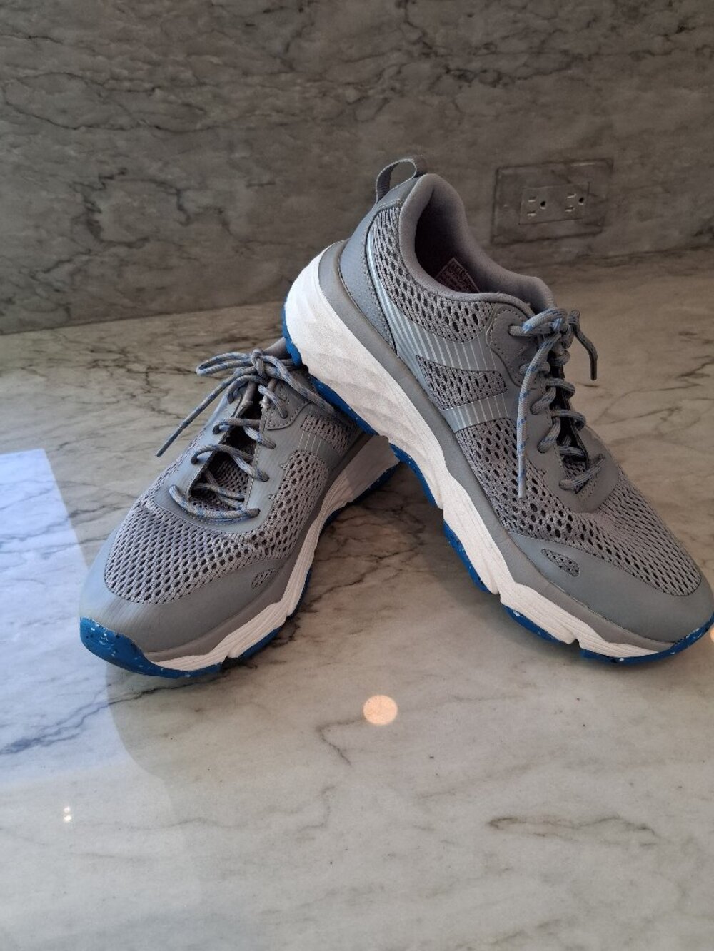 Very Good Skechers Size 6 1/2